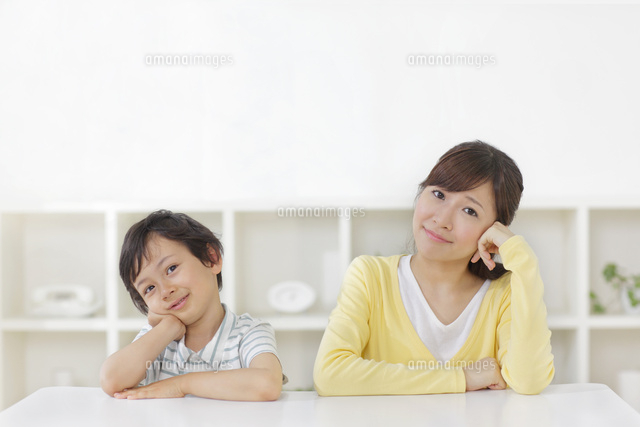 困った顔で考えるお母さんと男の子
(c)mon printemps