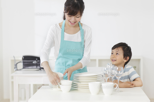 食器を片づけるお母さんと男の子
(c)mon printemps
