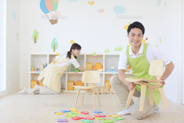 教室の片づけをする男女の幼稚園の先生
(c)mon printemps