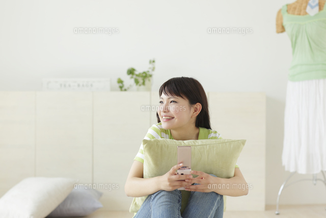 携帯を持ってリビングで寛ぐ女性
(c)mon printemps
