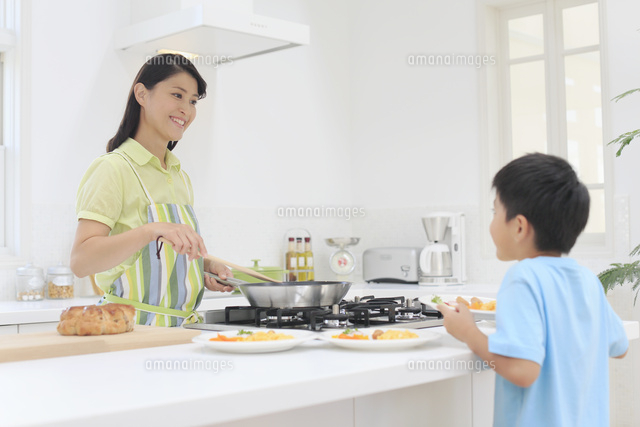 明るいキッチンで朝食を作るお母さんと子ども
(c)mon printemps