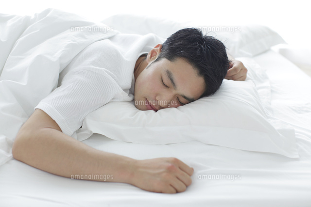 寝不足で朝に起きられない男性
(c)mon printemps