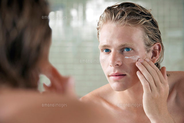 Man applying facial cream in front of mirror
(c)moodboard