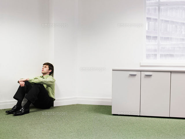 Businessman sitting on floor in corner of office
(c)moodboard