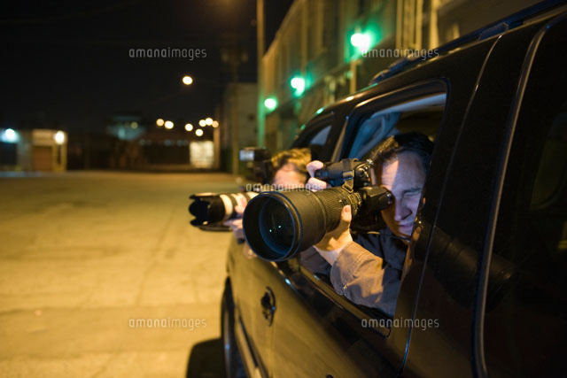 Paparazzi photographer in car
(c)moodboard