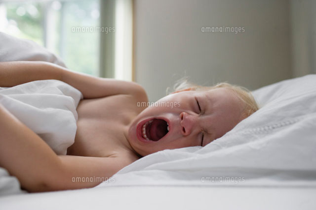 Young girl (1-2) lying in bed yawning
(c)moodboard