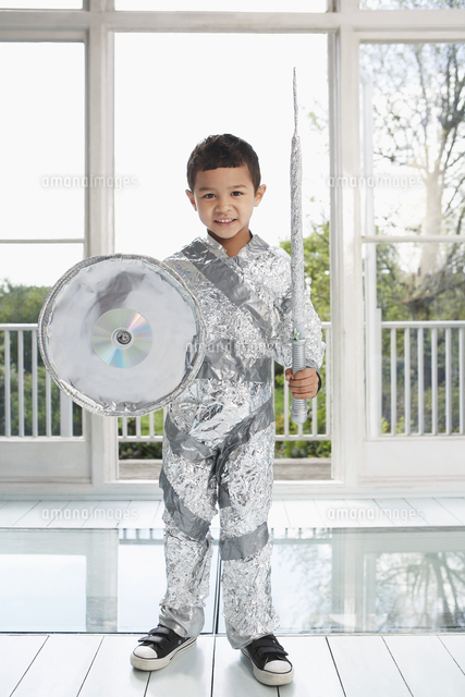 Portrait of young boy (5-6) posing in aluminum foil knight c
(c)moodboard