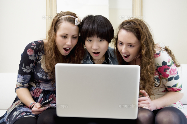 Surprised friends looking at something in laptop
(c)moodboard