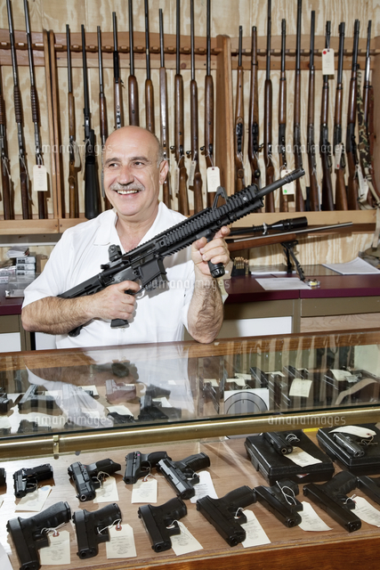 Happy mature man with rifle in gun store
(c)moodboard