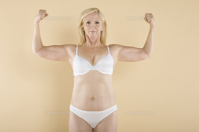 Mature woman flaunting her biceps and smiling
(c)moodboard