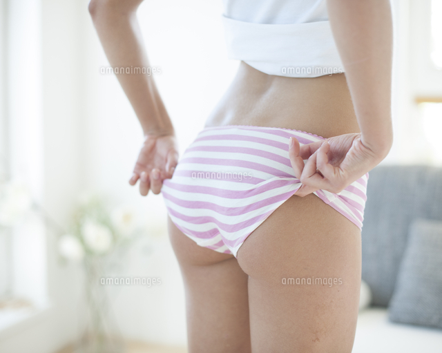 Mid section of woman wearing oversized panty
(c)moodboard
