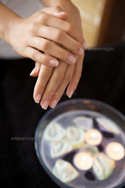 Close-up of woman receiving heat therapy on hand
(c)moodboard