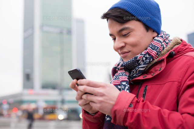 Smiling man using cell phone in city during winter
(c)moodboard