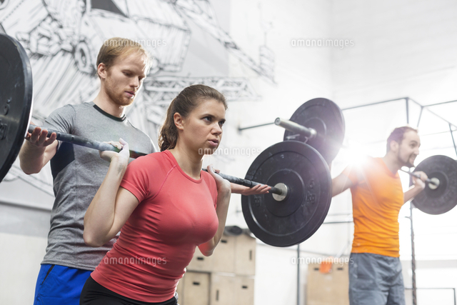 People lifting barbells in crossfit gym
(c)moodboard