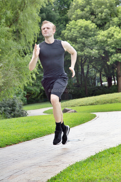 Fit and Healthy Caucasian man running in park
(c)moodboard