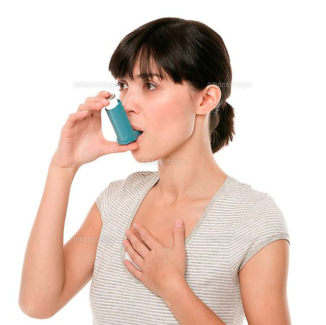 Asthma inhaler use[11068002394]の写真素材・イラスト素材｜アマナイメージズ