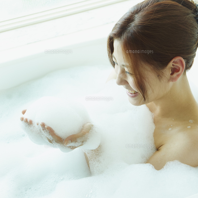泡風呂に入浴する女性[11070011812]｜ 写真素材・ストックフォト・画像・イラスト素材｜アマナイメージズ