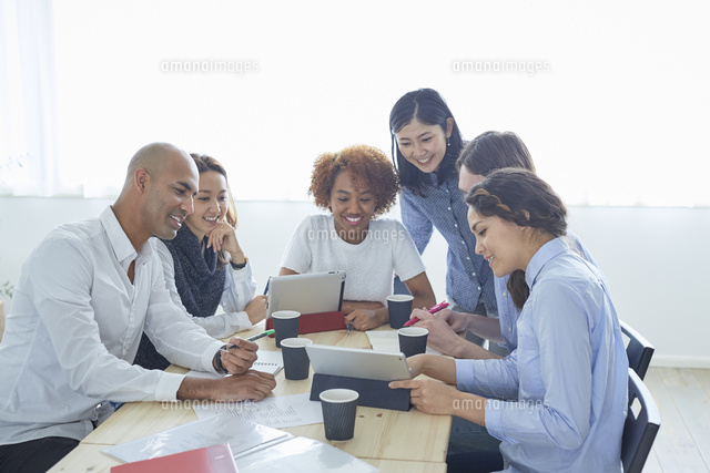 ミーティングをする外国人と日本人[11070022071]｜ 写真素材・ストックフォト・画像・イラスト素材｜アマナイメージズ