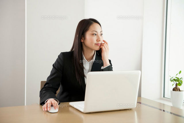 オフィスでノートPCを使い仕事をしている女性
(c)iconics