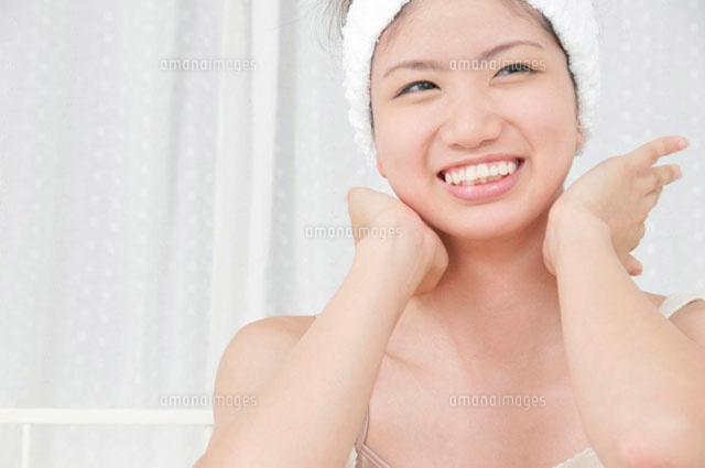 両手で首をマッサージする若い女性
(c)iconics
