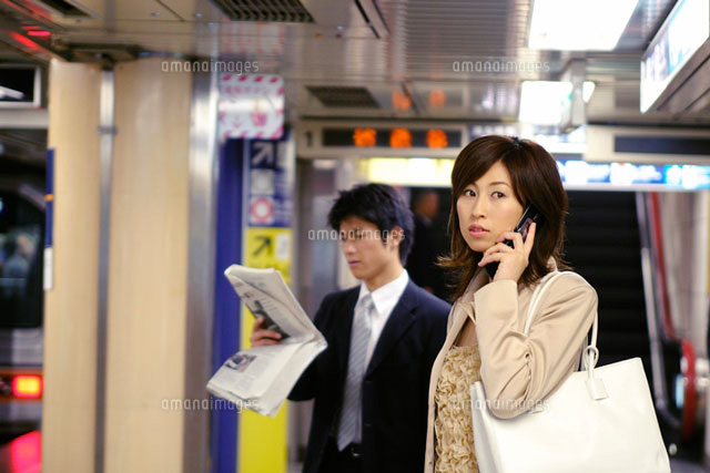 電話をする女性
(c)daj