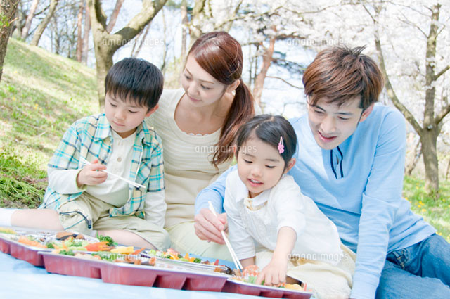 お花見弁当を食べるファミリー
(c)DAJ
