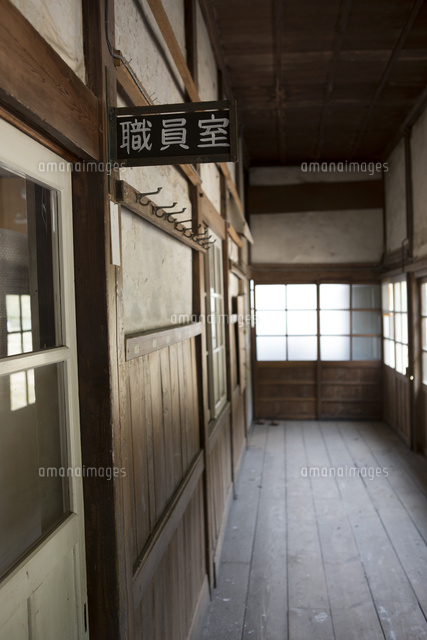 木造校舎の職員室のプレート
(c)ICHIRO KATAKAI/a.collectionRF