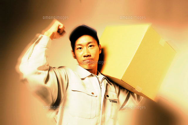 ガッツポーズをする男性
(c)daj