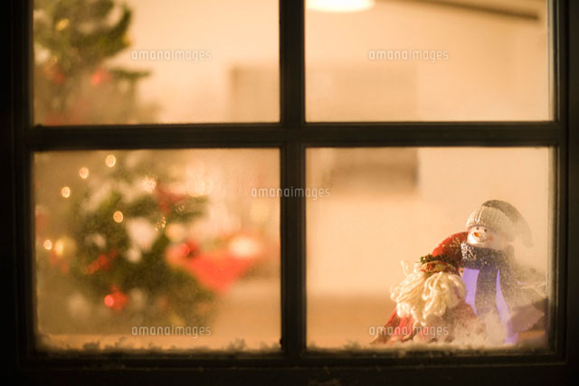 窓に積もった雪とクリスマスの飾り
(c)DAJ