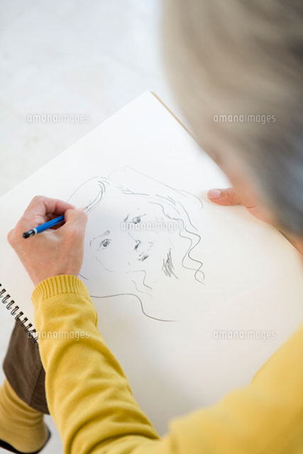 絵を描くシニア男性
(c)DAJ