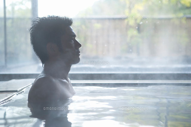 温泉に入る男性
(c)daj