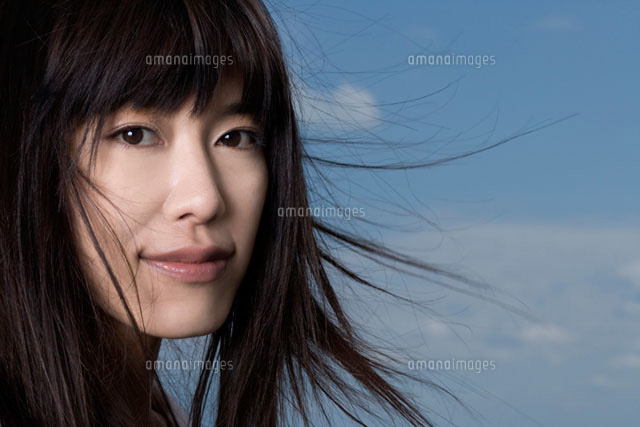 笑みを浮かべる女性
(c)daj