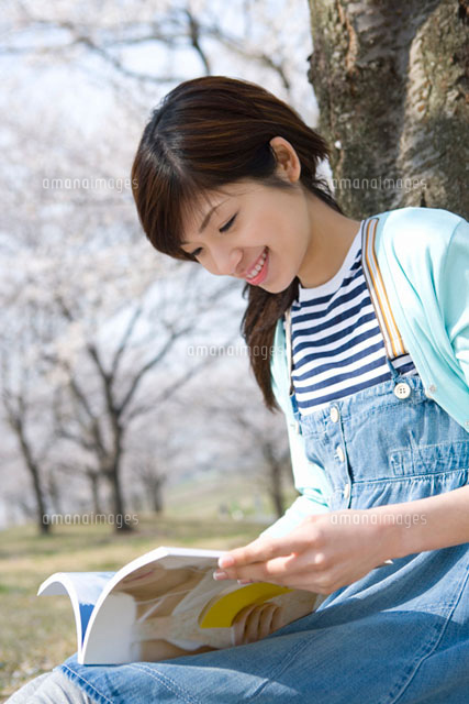 読書中の女性
(c)daj