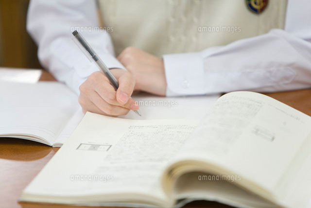 勉強をする高校生
(c)daj