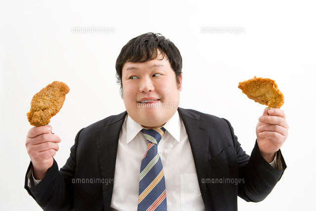 フライドチキンと肥満男性
(c)DAJ