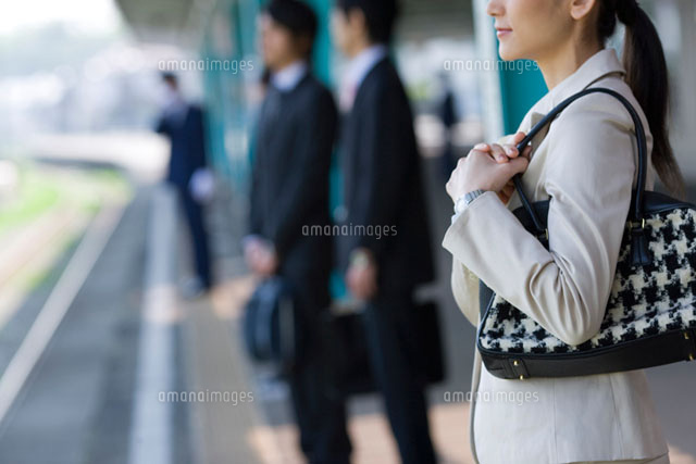 ホームで電車を待つ女性
(c)DAJ