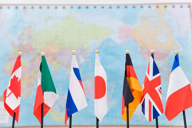 G7各国の旗と世界地図
(c)DAJ