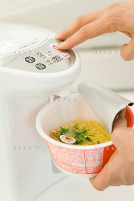 ラーメンにお湯を入れる男性の手元
(c)DAJ