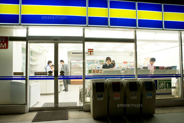 夜のコンビニエンスストア
(c)DAJ