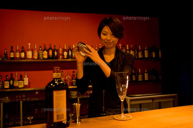 お酒を作る女性バーテンダー
(c)DAJ