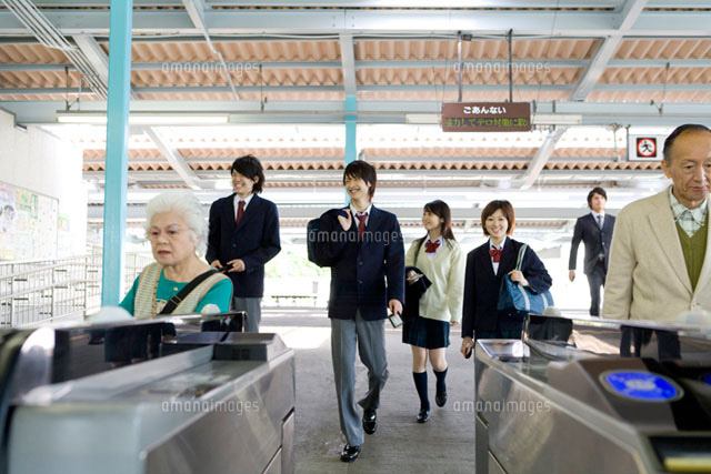 駅の改札を通る人々
(c)DAJ