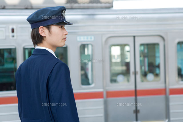 駅のホームに立つ駅員
(c)DAJ