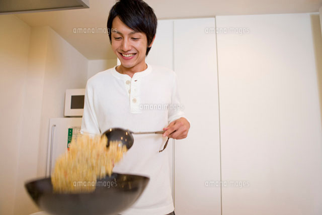 チャーハンを作る男性
(c)DAJ
