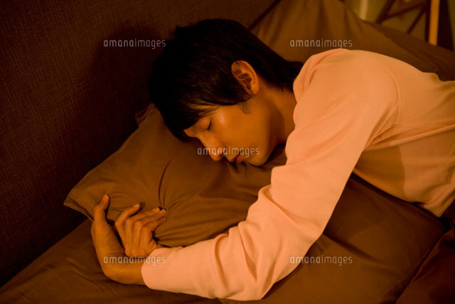 枕を抱いて眠る男性
(c)DAJ