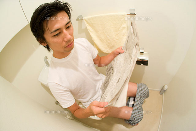 トイレで新聞を読みながら用を足す男性
(c)DAJ