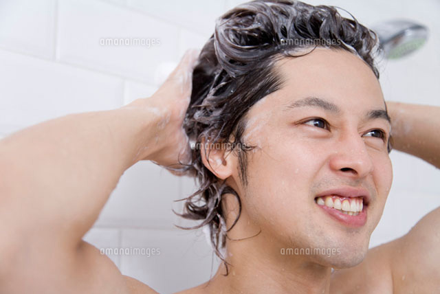 シャンプーで髪を洗う男性
(c)DAJ