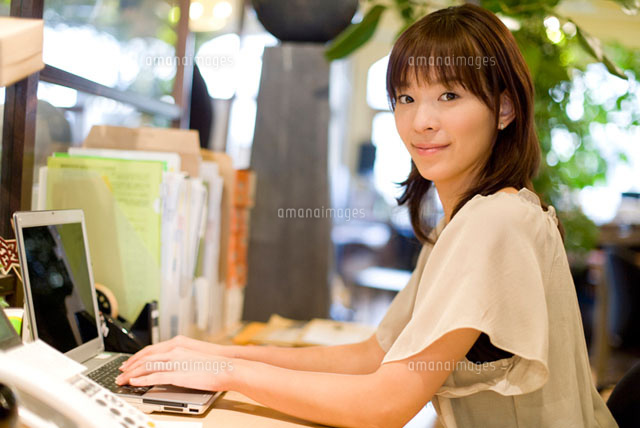 デスクに座ってこちらを見ている女性
(c)DAJ