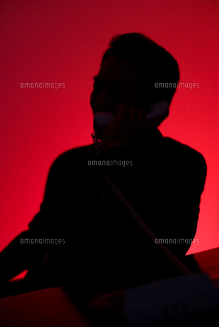 電話をかけている男性のシルエット
(c)DAJ