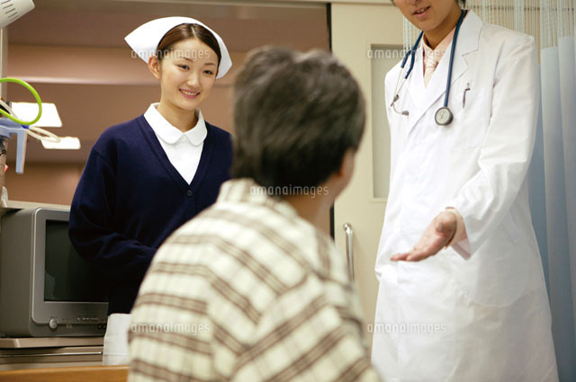 患者と話する医師と看護師
(c)daj