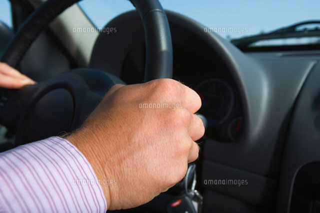 運転をするビジネスマンの手元
(c)daj